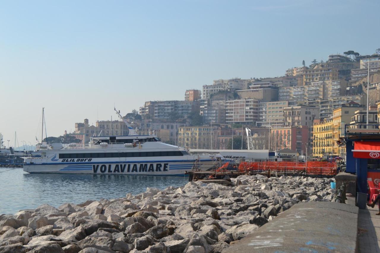 2 Passi A Napoli Bed & Breakfast Екстериор снимка